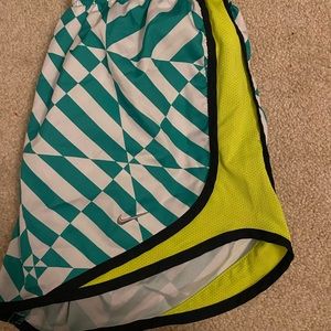 NIKE SHORTS - size small
